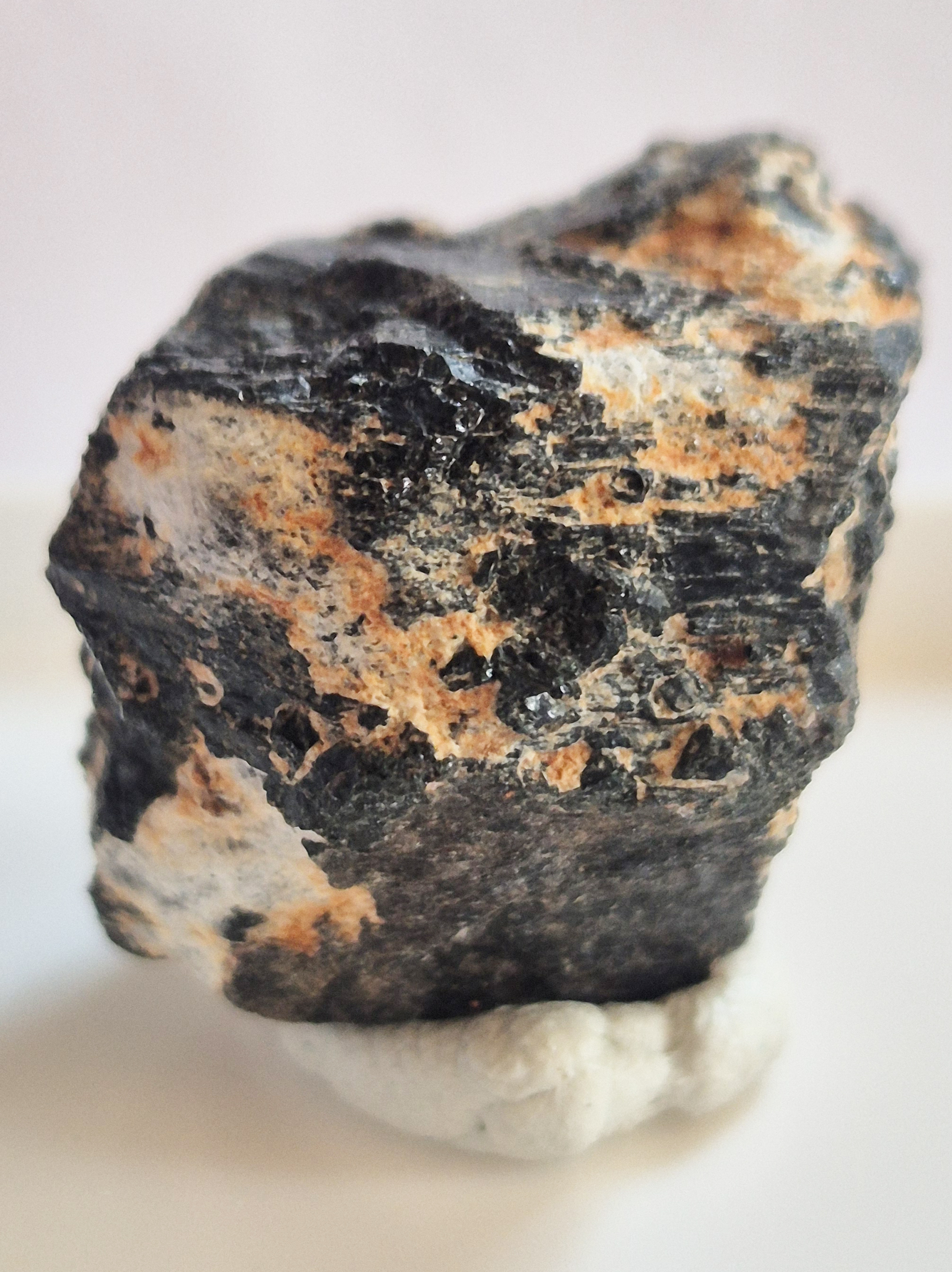hibbonite cristal de madagascar, rare
