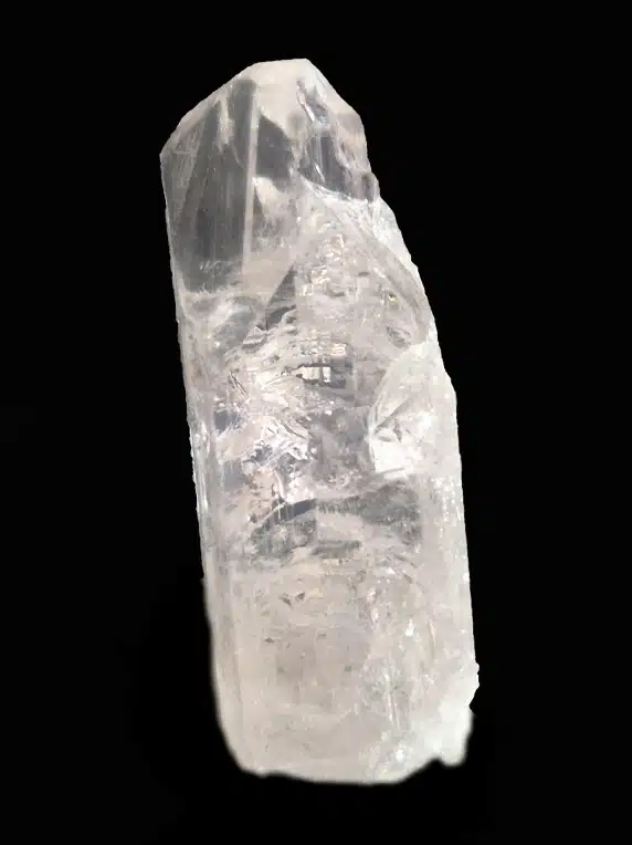 Laissez-vous séduire par la pureté cristalline de cette danburite incolore du Mexique.
