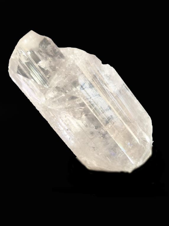 Laissez-vous séduire par la pureté cristalline de cette danburite incolore du Mexique.