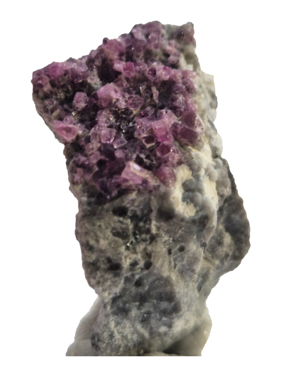 Le béryl rouge appartient à la même famille minérale que l'émeraude, l'aigue-marine et la morganite.