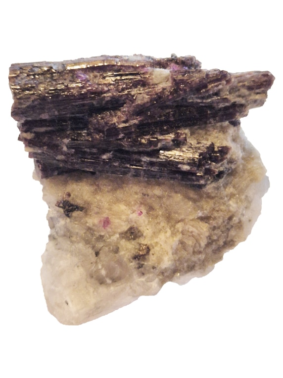 La painite est un borate de calcium, zirconium, aluminium et bore, reconnu pour ses teintes caractéristiques allant du rouge-brun à l’orange et au brun rougeâtre.