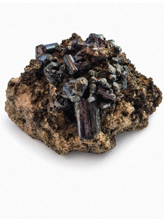 Cristaux prismatiques brun rouge à noirs, avec des faces nettes et un éclat métallique à adamantin. Les terminaisons intactes sont un atout.