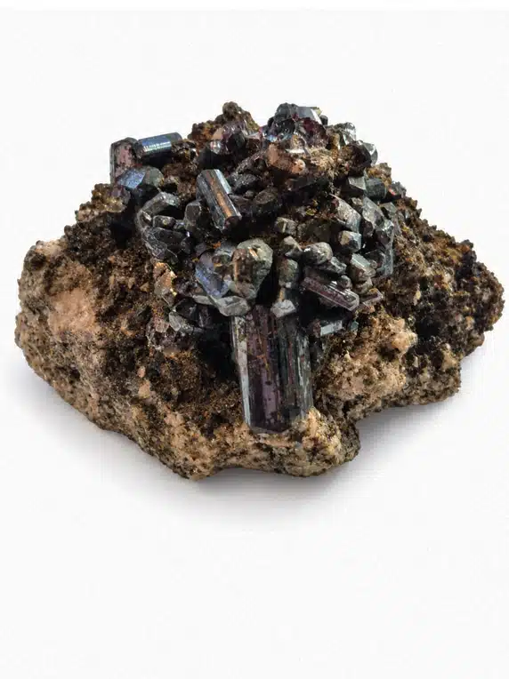 Cristaux prismatiques brun rouge à noirs, avec des faces nettes et un éclat métallique à adamantin. Les terminaisons intactes sont un atout.